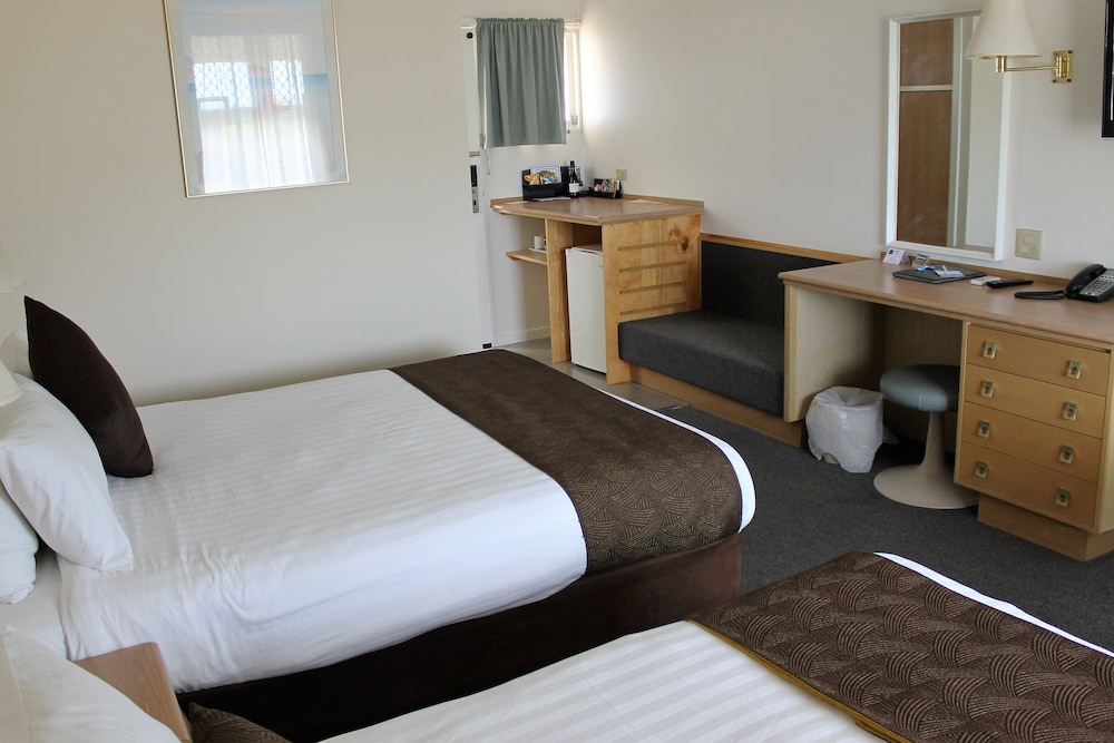 Room, Triple, 1 Queen and 1 Single Bed
