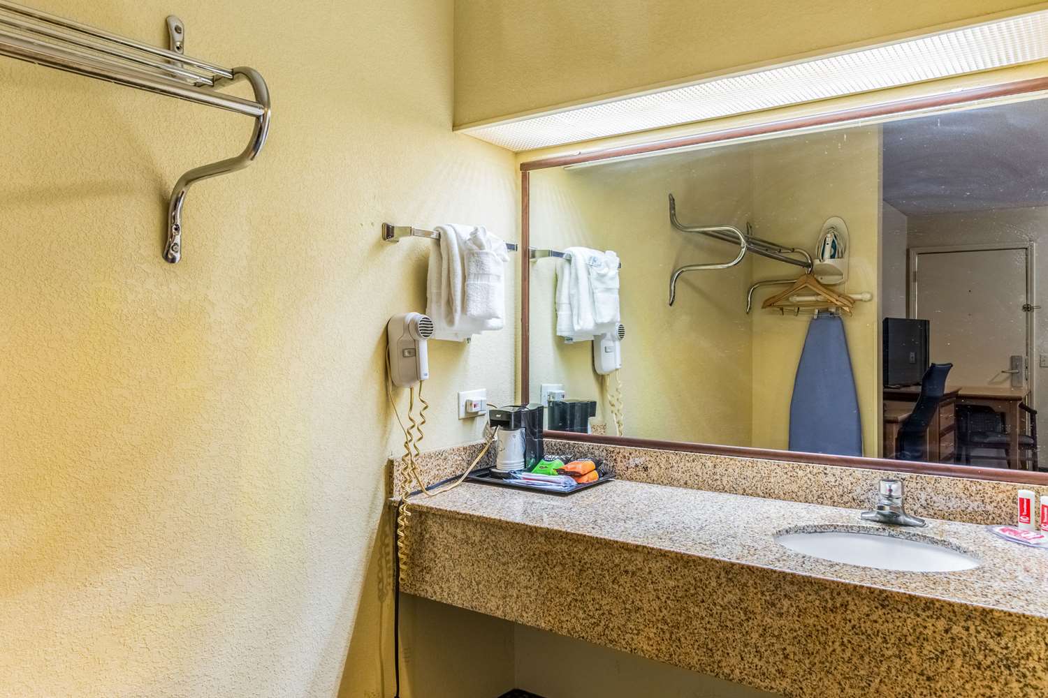 غرفة بسرير مزدوج لذوي الإعاقة، Econo Lodge Whiteville, NC 4/5