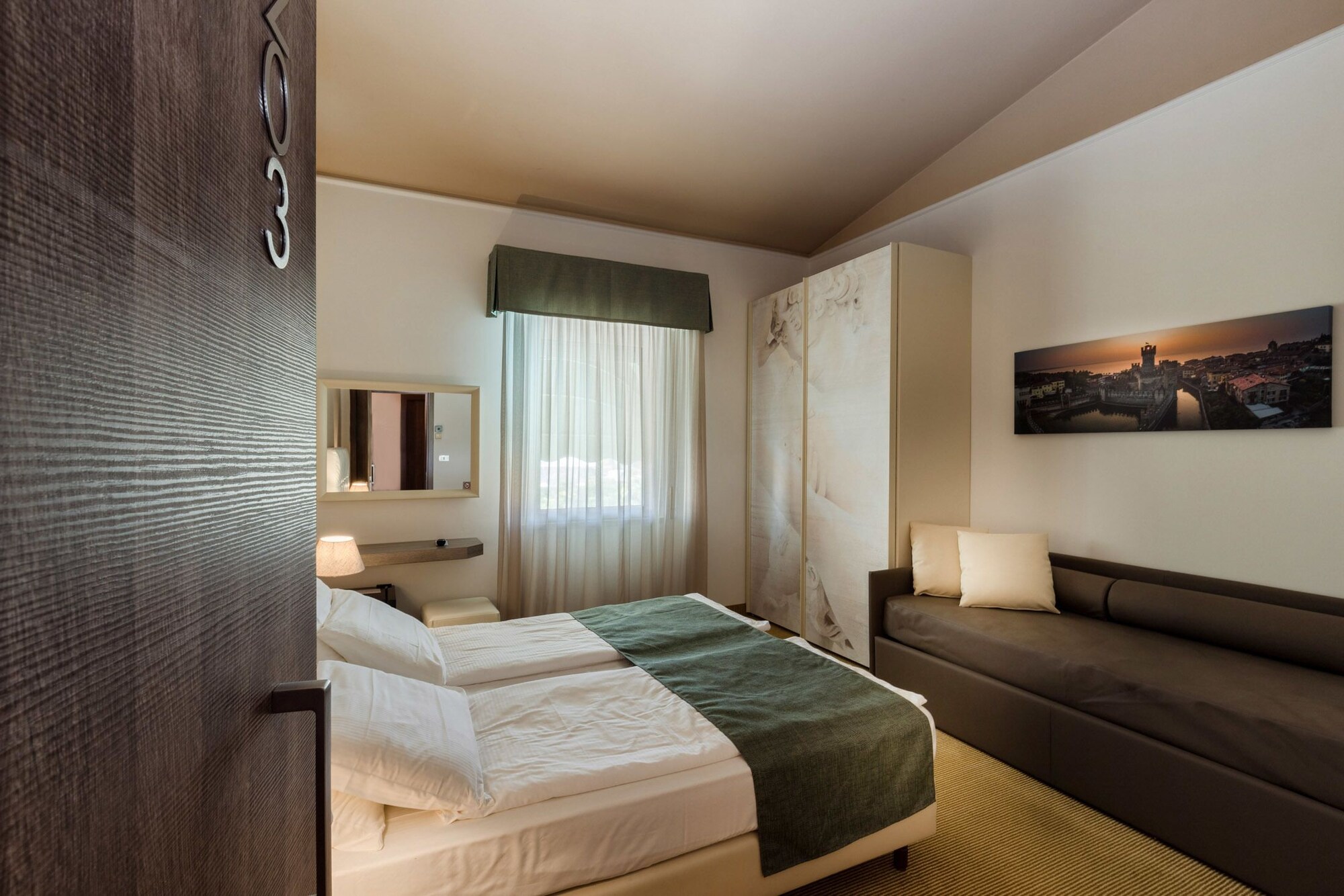 STUDIO, SUITE