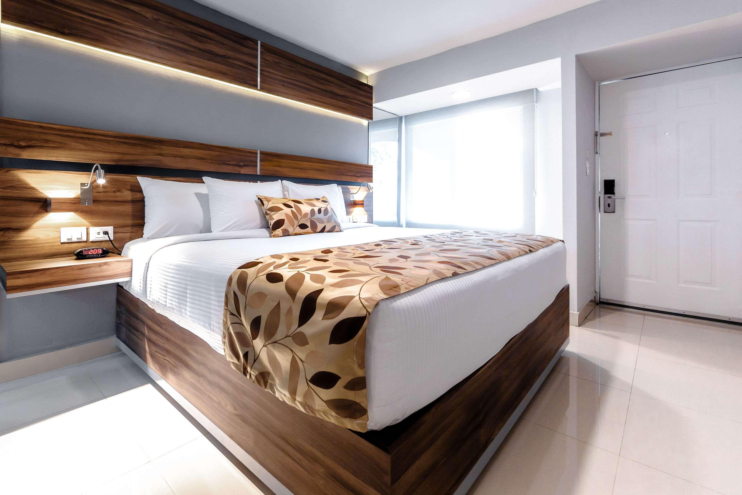 ROOM, QUEEN BED, ACCESSIBLE