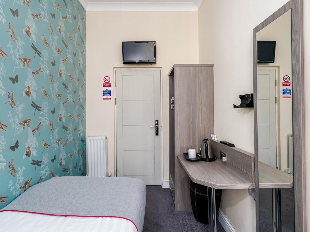 STANDARD, SINGLE, EXTERNAL BATHROOM