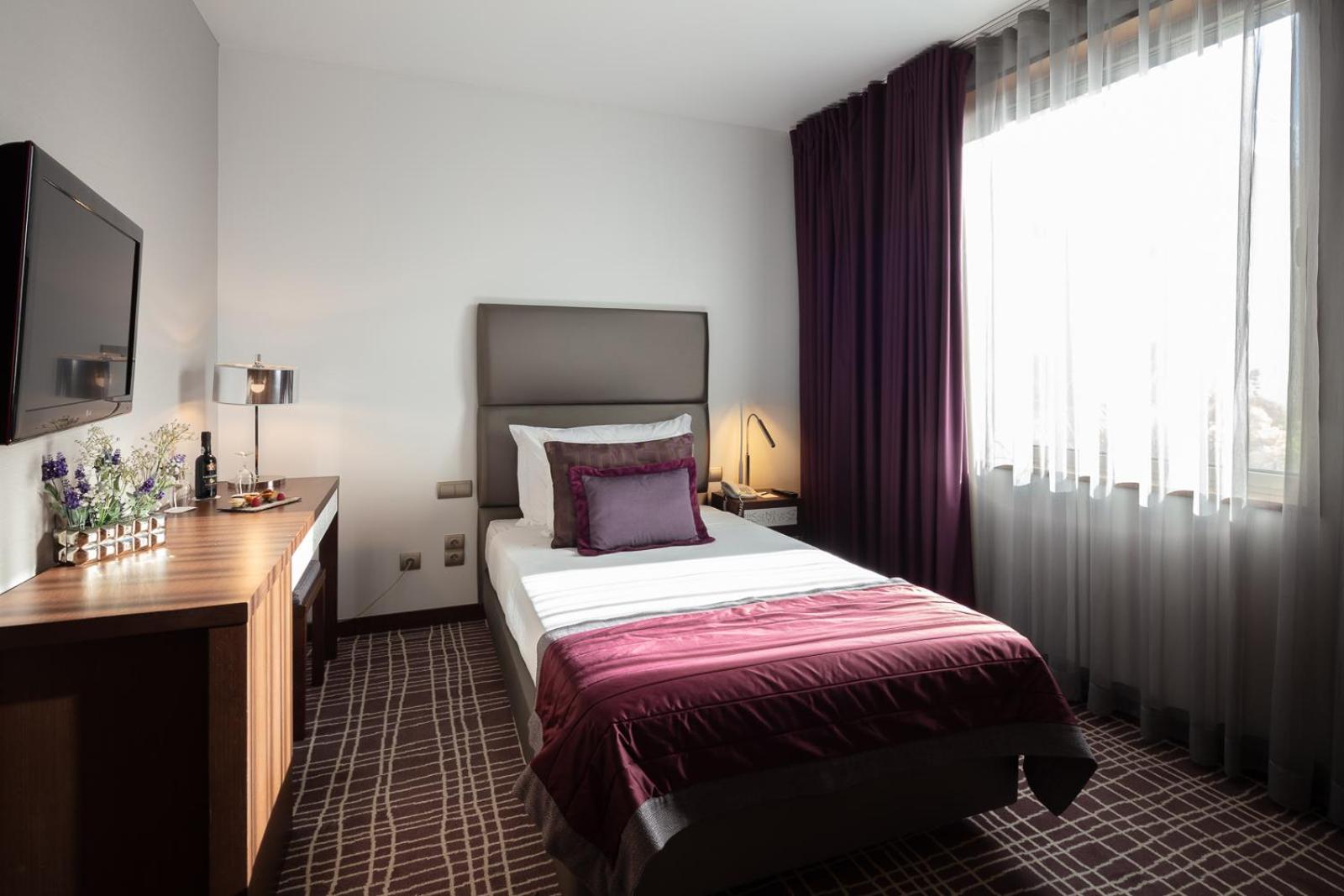 ROOM, SINGLE
