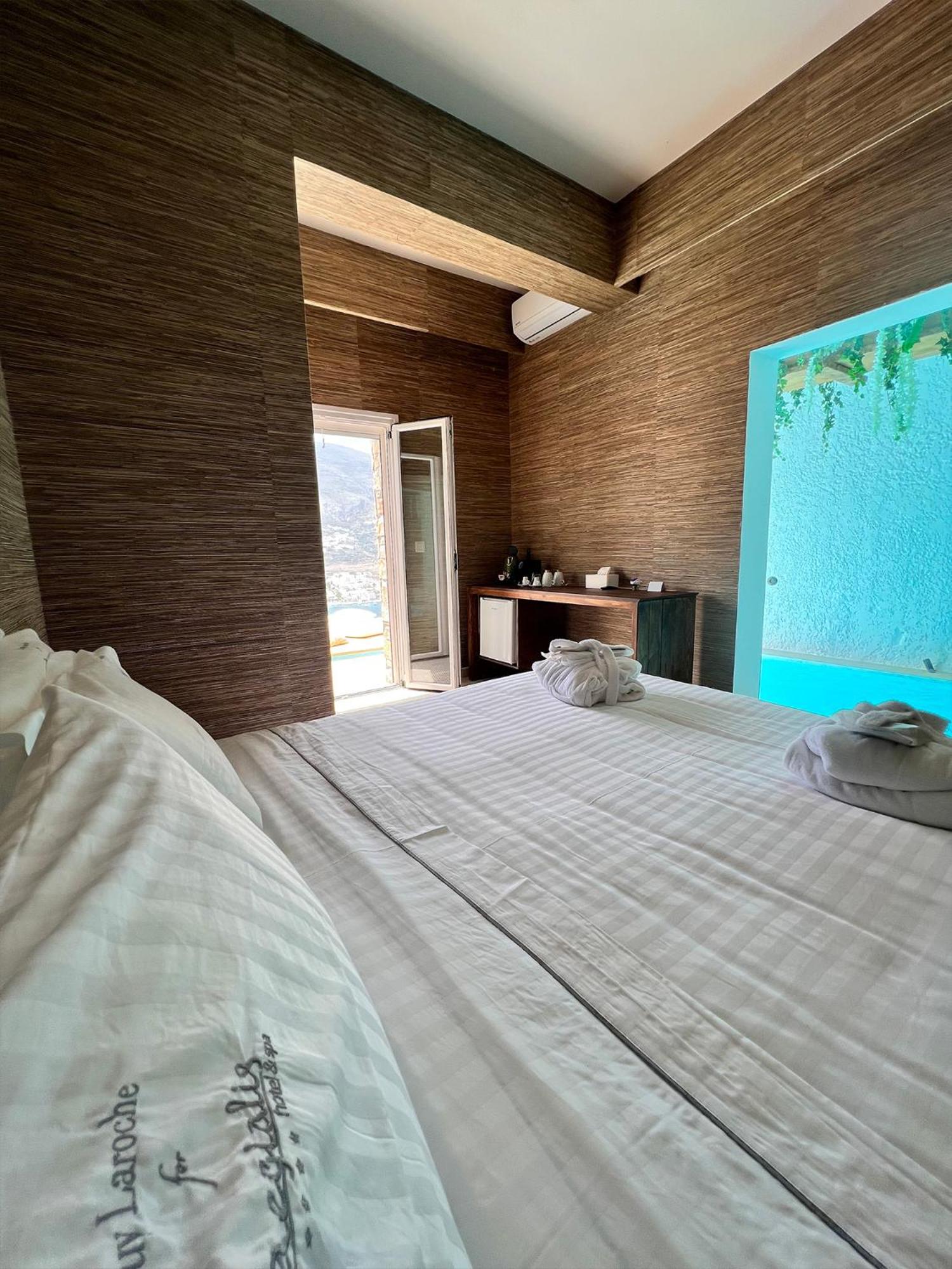 Cave, Pool, Deluxe, with Pool