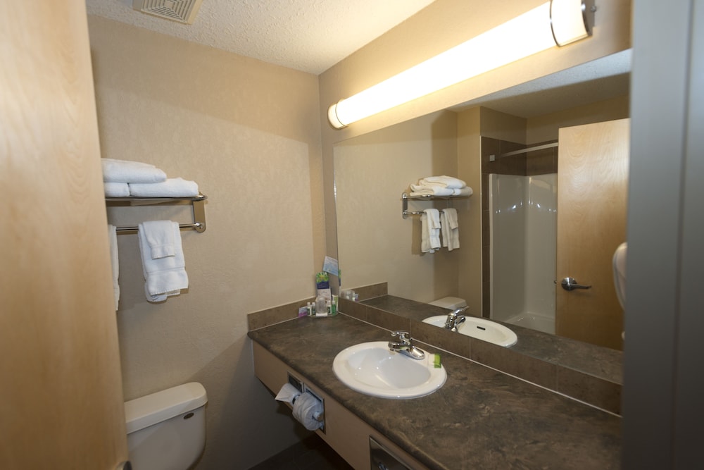 Lakeview Inns & Suites - Fort Nelson 32/35