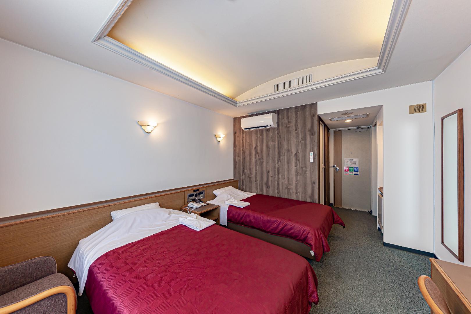 Moderate, Twin Beds, City View