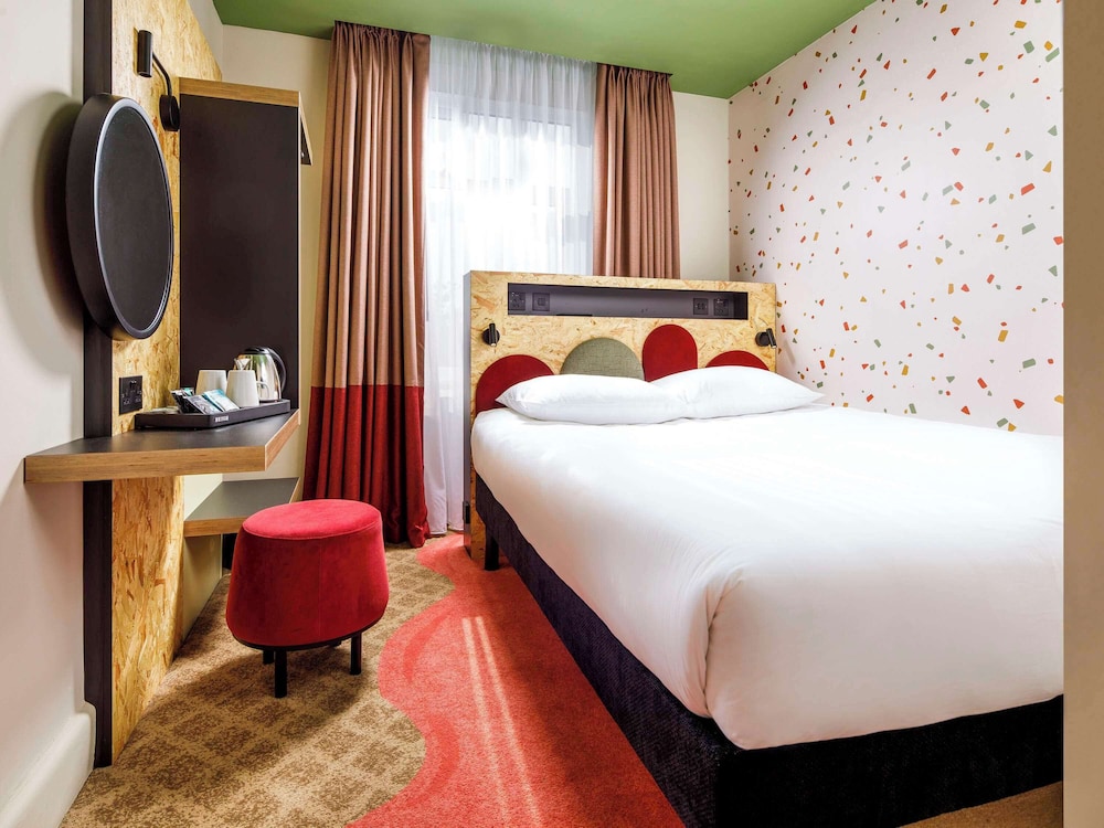 ROOM, DOUBLE BED