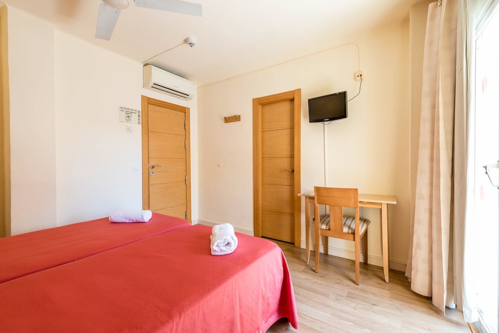 ROOM, DOUBLE BED