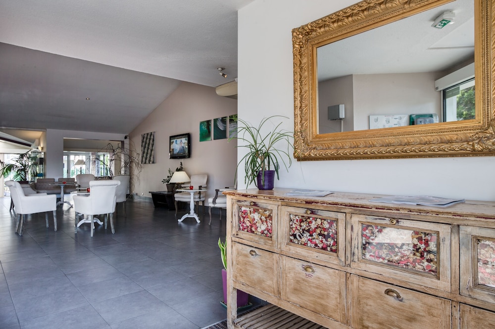 Lobby at DOMAINE DE LA PETITE ISLE, L ISLE-SUR-LA-SORGUE