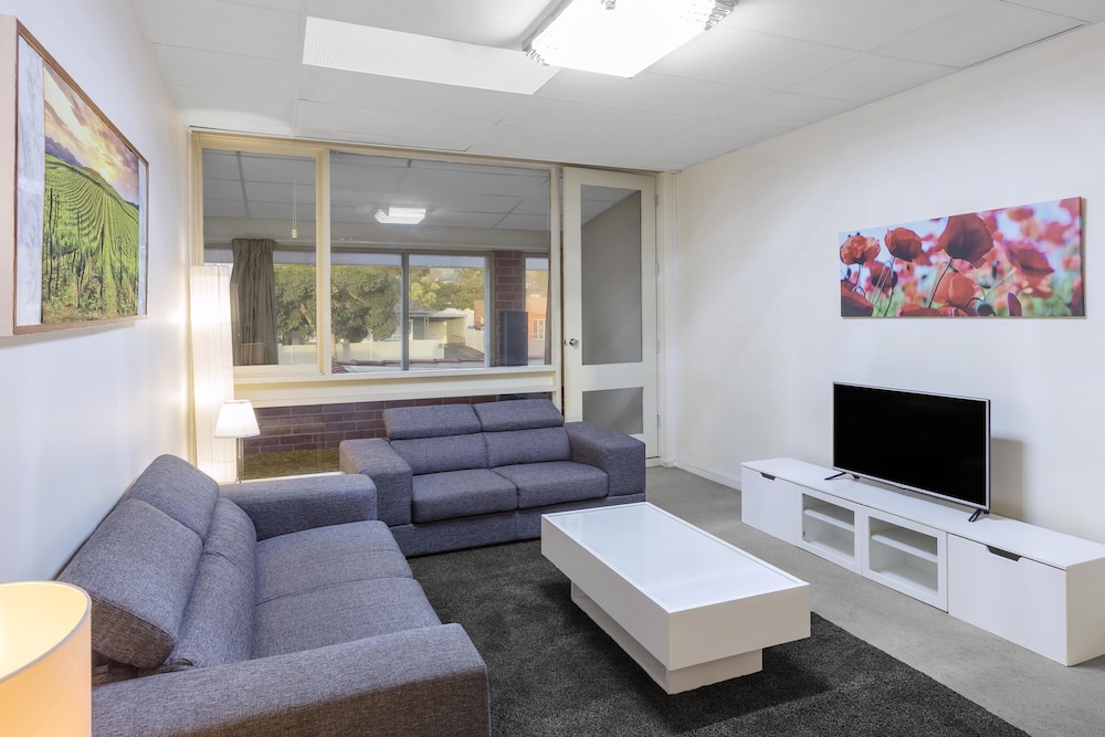 Adelaide Granada Motor Inn 44/65