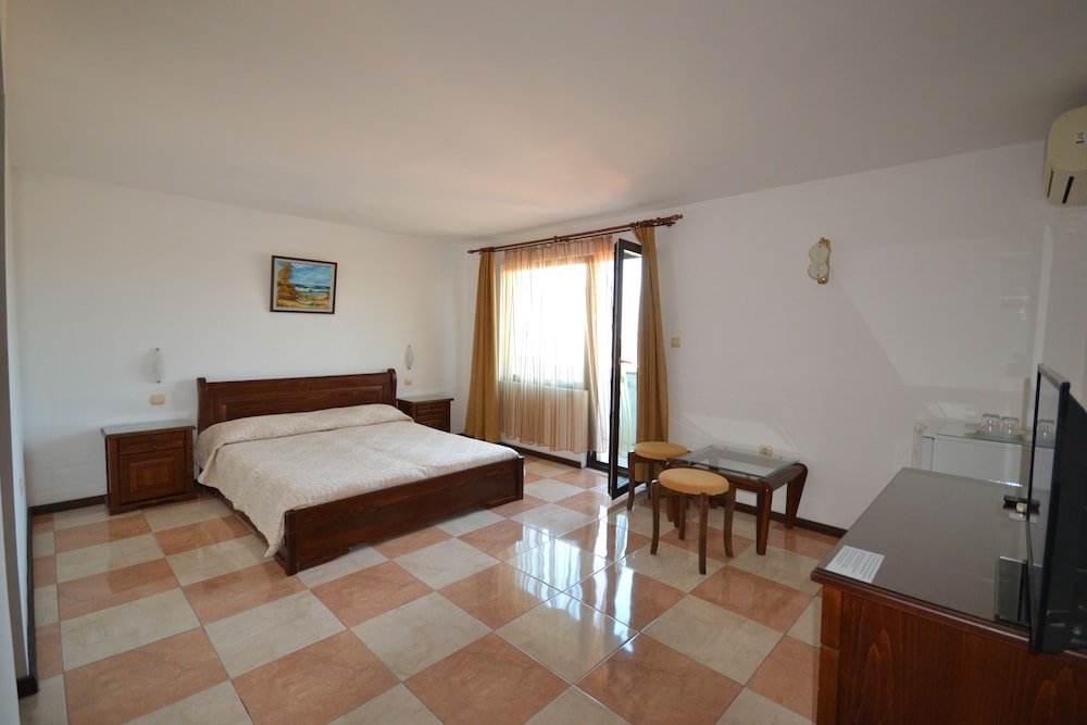 Hotel More 10/50