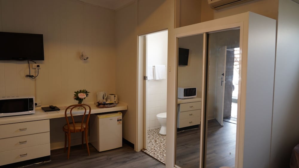Country Motor Inn 35/36