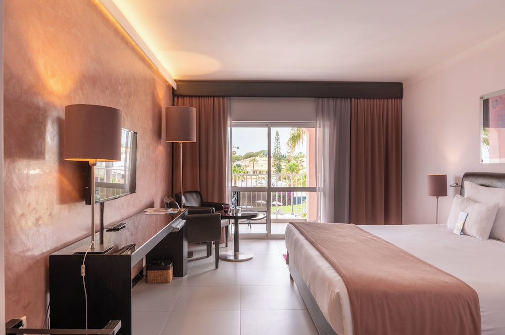 غرفة بسرير كوين بإطلالة على المسبح، Vila Gale Praia 3/10
