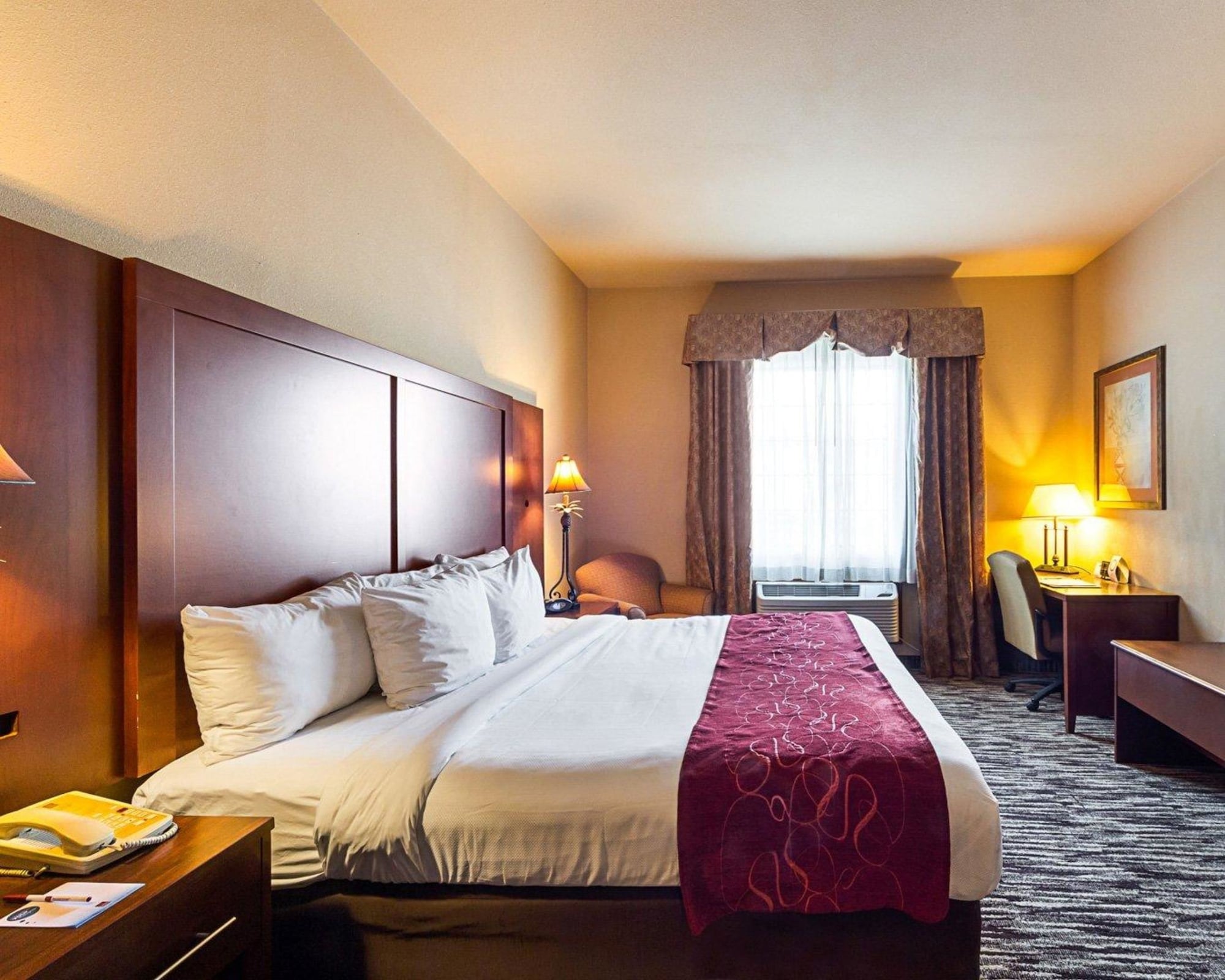 SUITE, KING BED, ACCESSIBLE