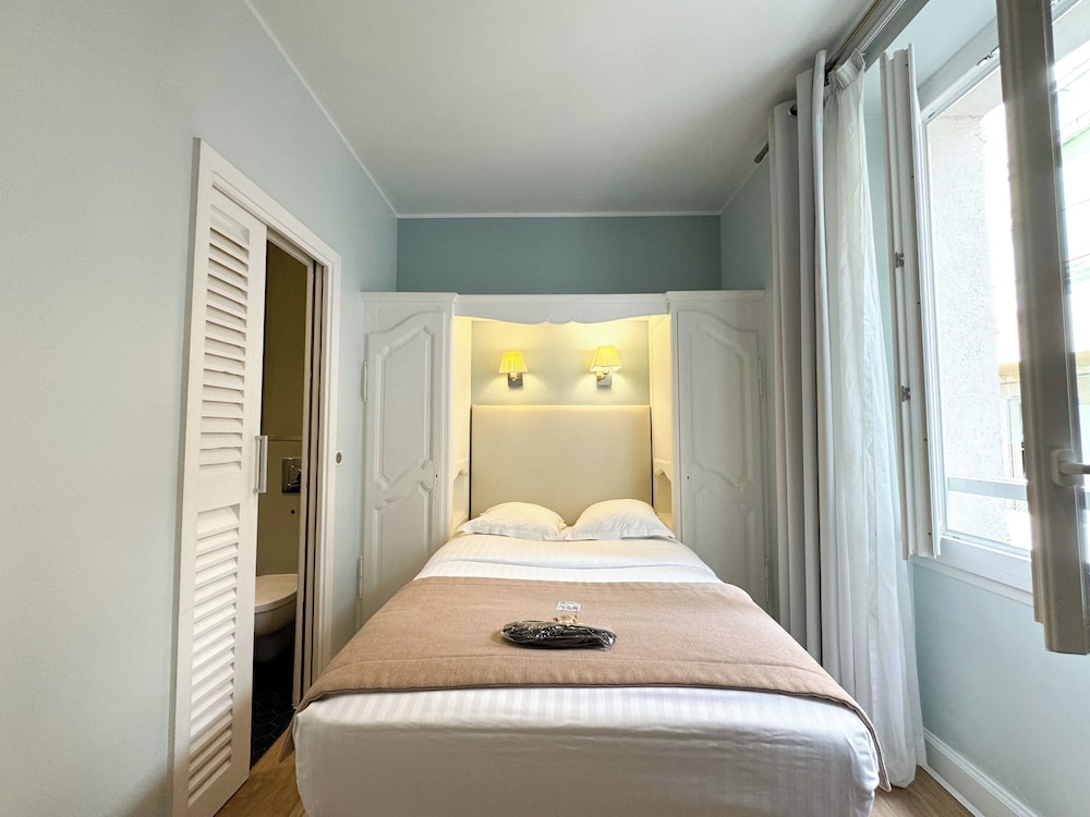 ROOM, SINGLE