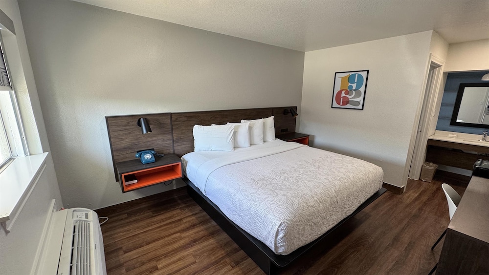 DELUXE, KING BED