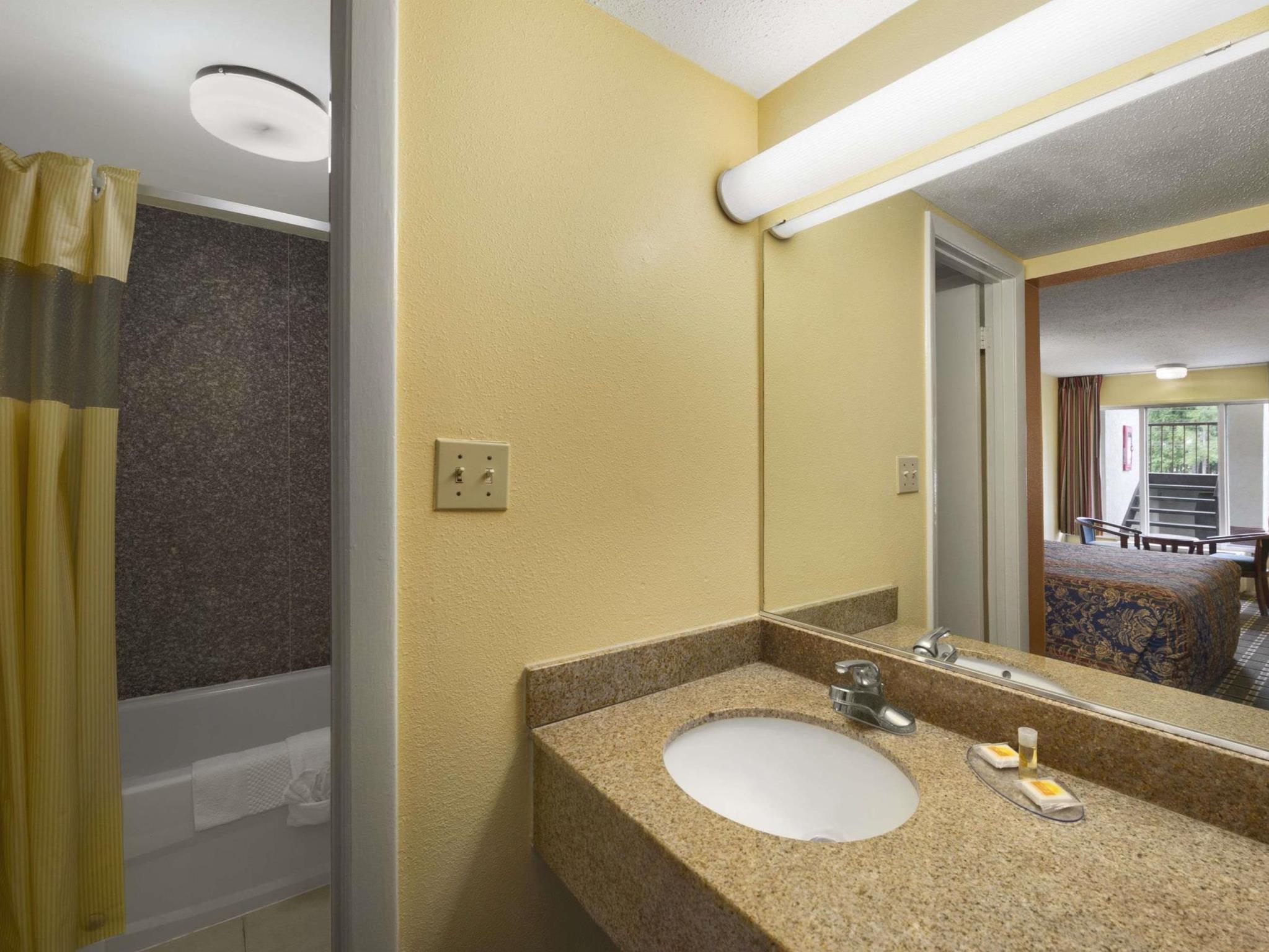 Rose Garden Inn & Suites 25/25