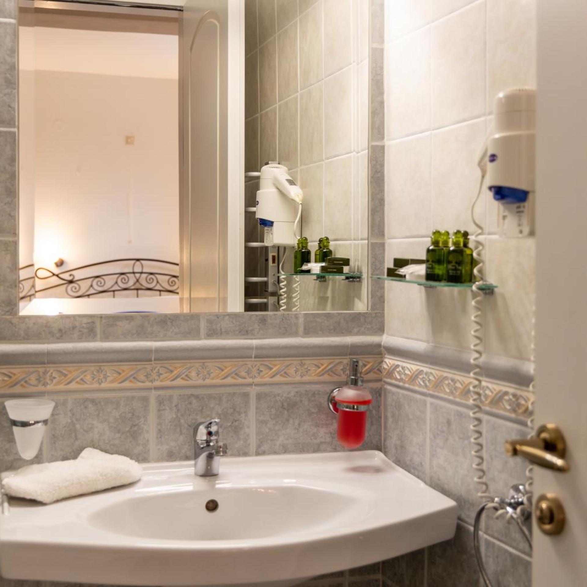 Ostria Hotel-Milos 50/51