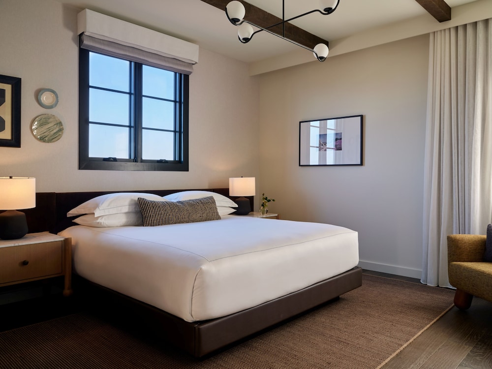 1 Bedroom, Suite, King Bed, Bay View, Accessible