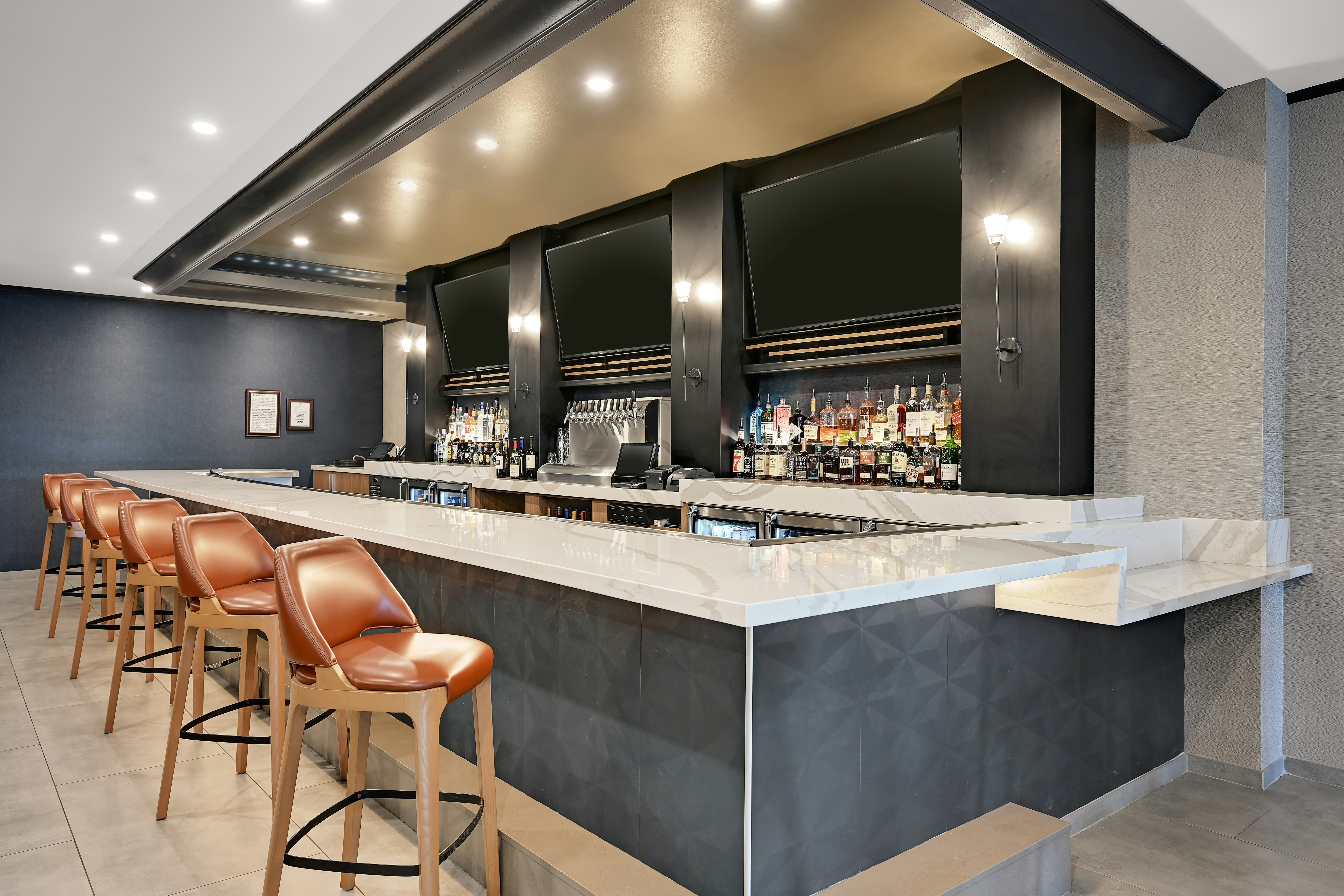 DoubleTree by Hilton Denver International Airport (ex. Holiday Inn Hotel And Suites) 37/45