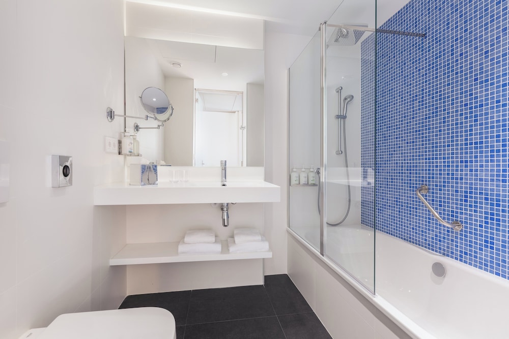 غرفة بريميوم بسرير كينج، Holiday Inn Barcelona - Sant Cugat, an IHG Hotel 9/9