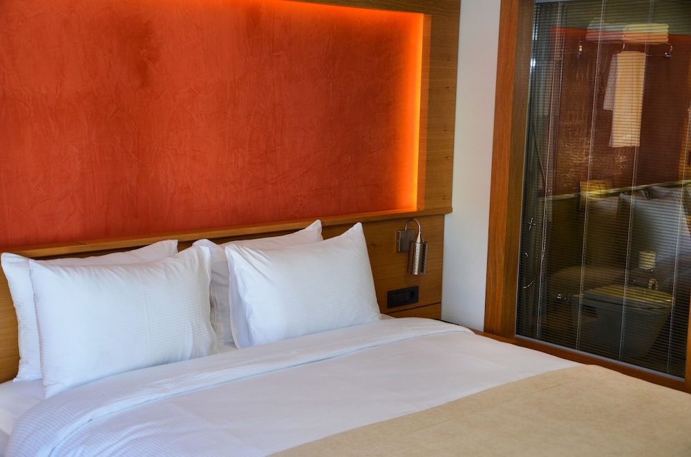 DELUXE, DOUBLE OR TWIN BED, SEA VIEW