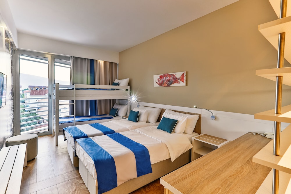 Carine Hotel Delfin 12/40