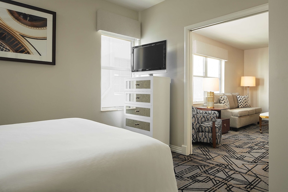 1 BEDROOM, SUITE, QUEEN BED, SOFA