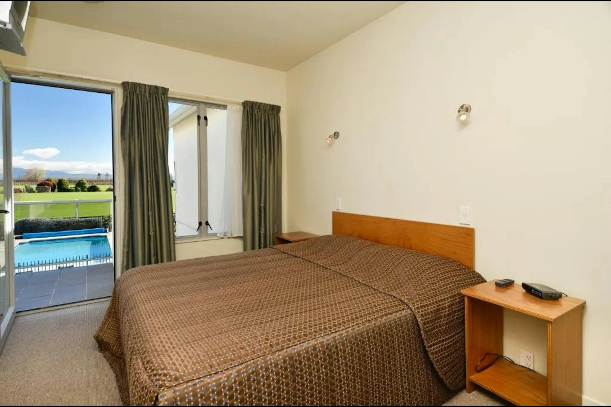 Parkside Motel 15/75