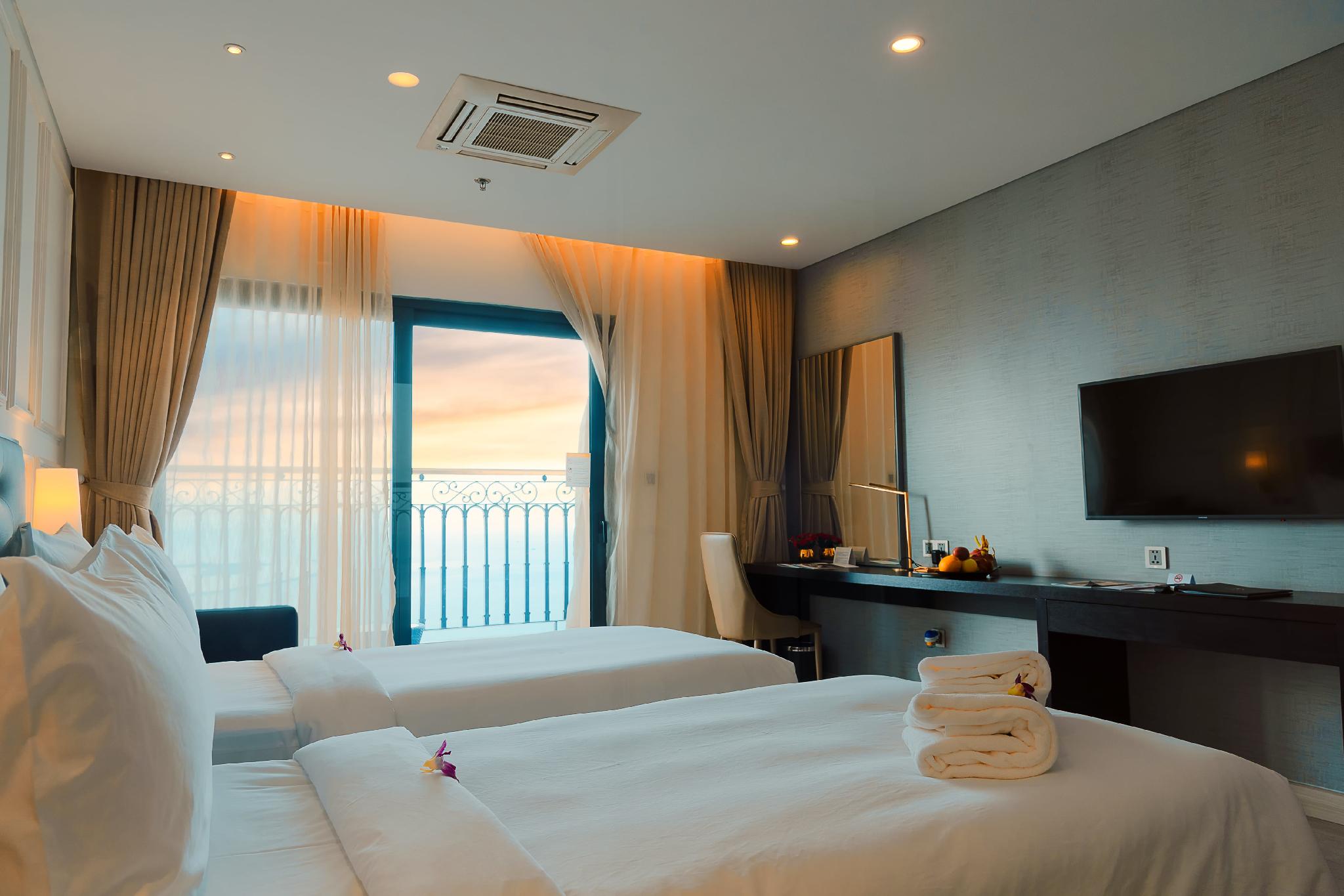 Guest Room, Deluxe, King Bed, Bay View, Balcony