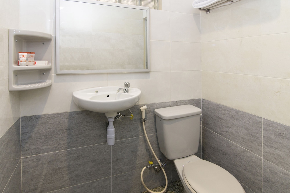 OYO 890 Dewi Fortuna Guest House 26/26