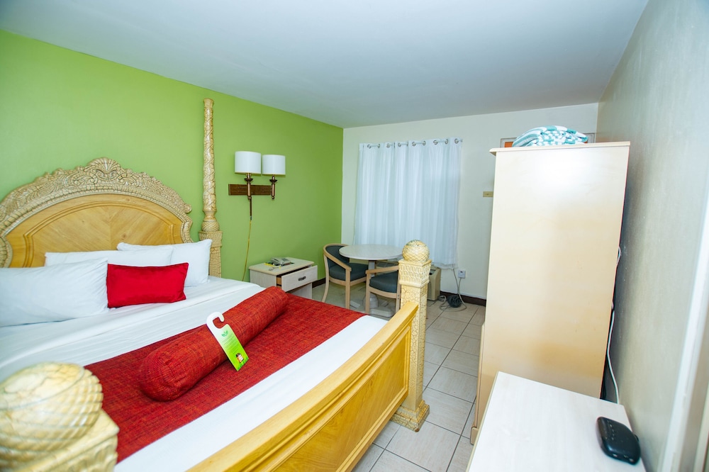 Executive, Suite, Queen Bed, Point Salines Hotel 5/10