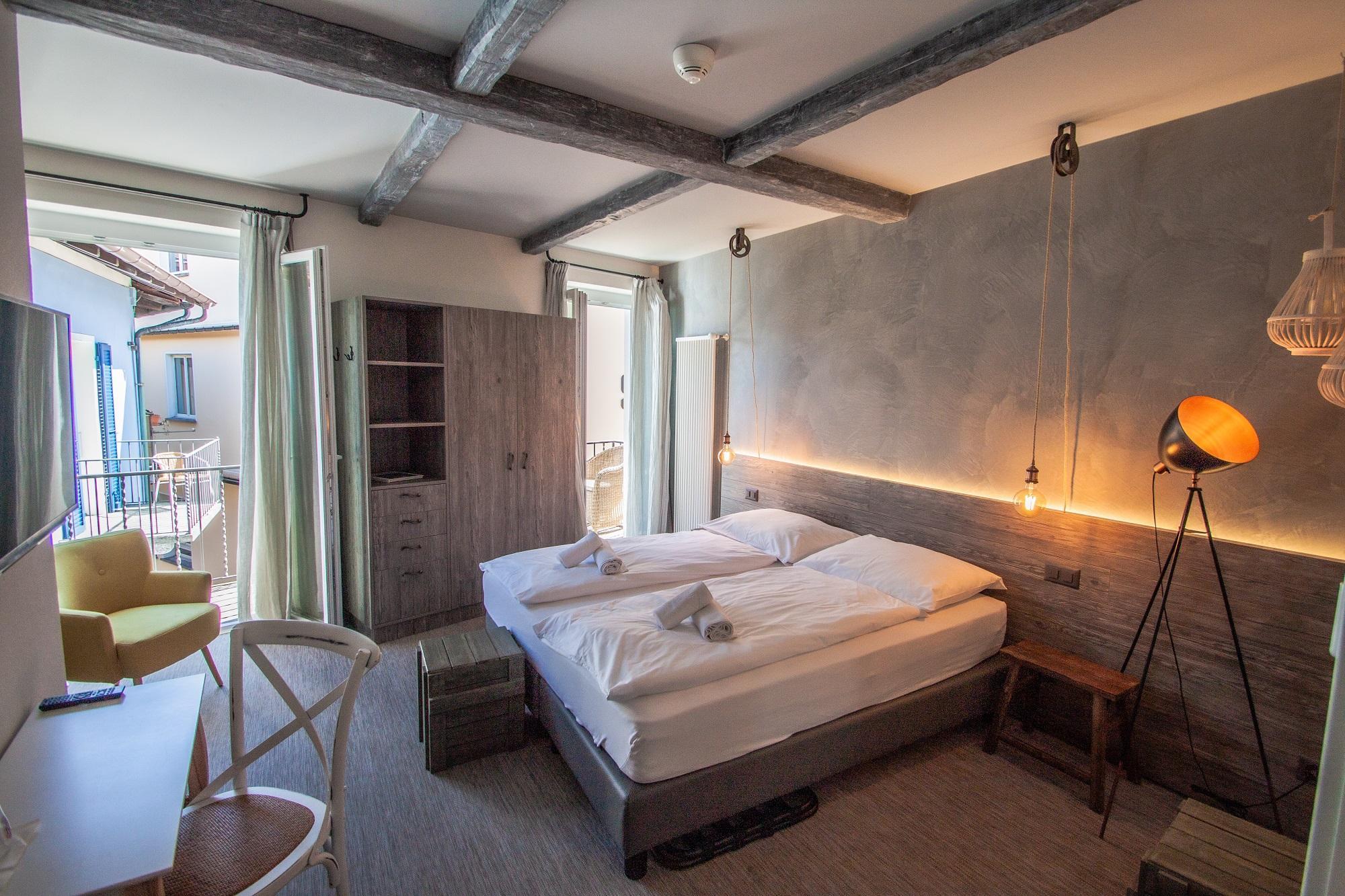 Room, Double Bed, Partial Lake View, Balcony