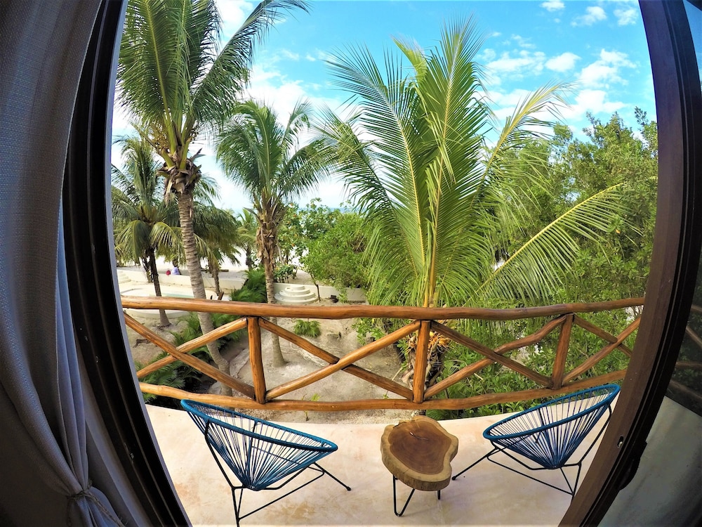 La Puerta Azul Beachfront Adults Only 40/50