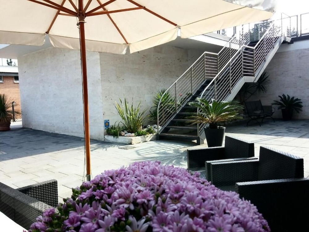 Garden Hotel 42/44