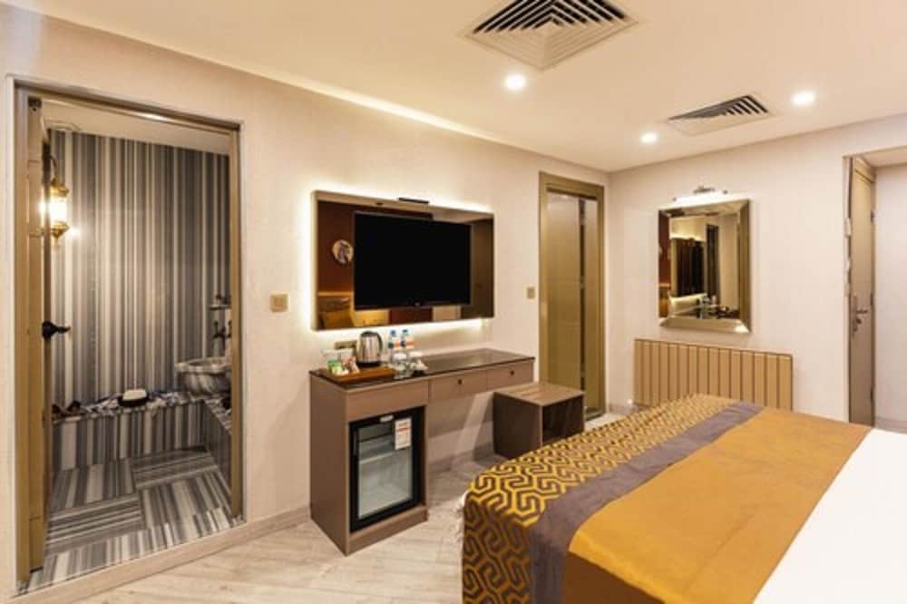 Ayramin Deluxe Hotel 16/78