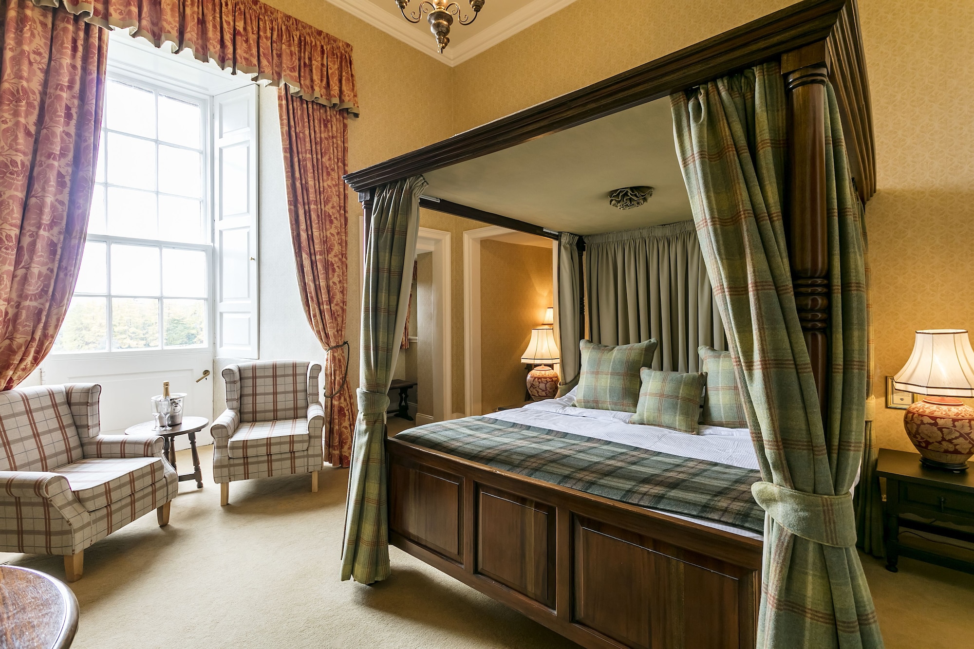 THEME, FOUR POSTER, DOUBLE BED