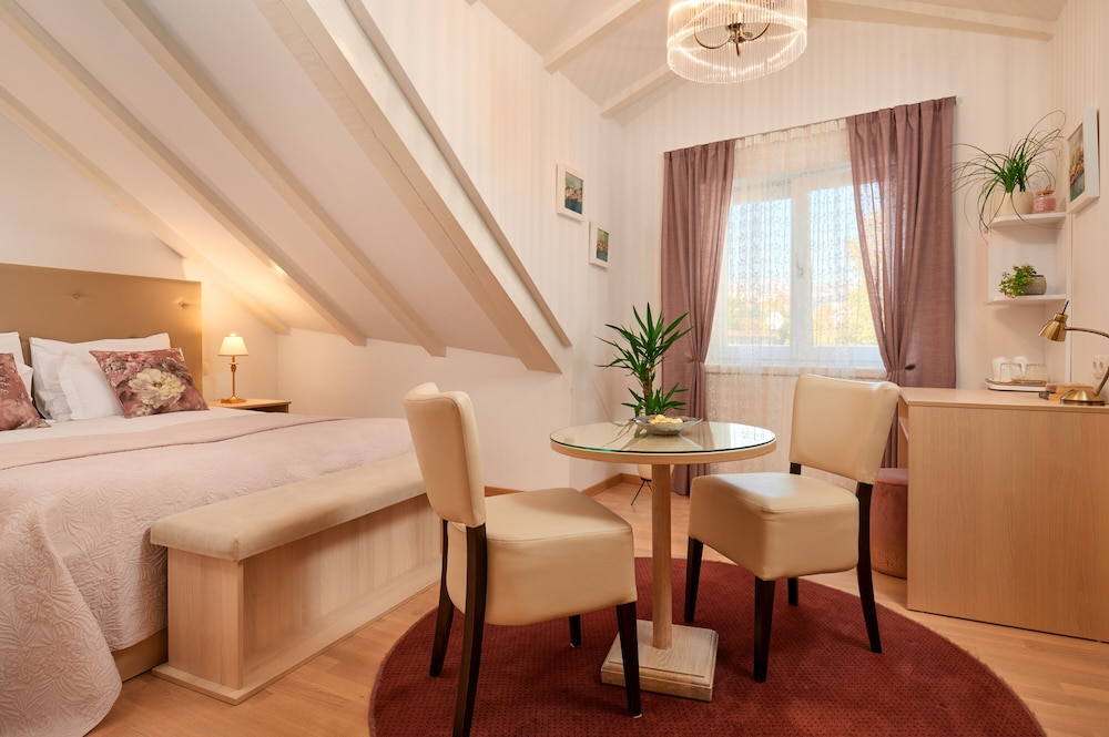 LANTERNA ROOMS 26/50