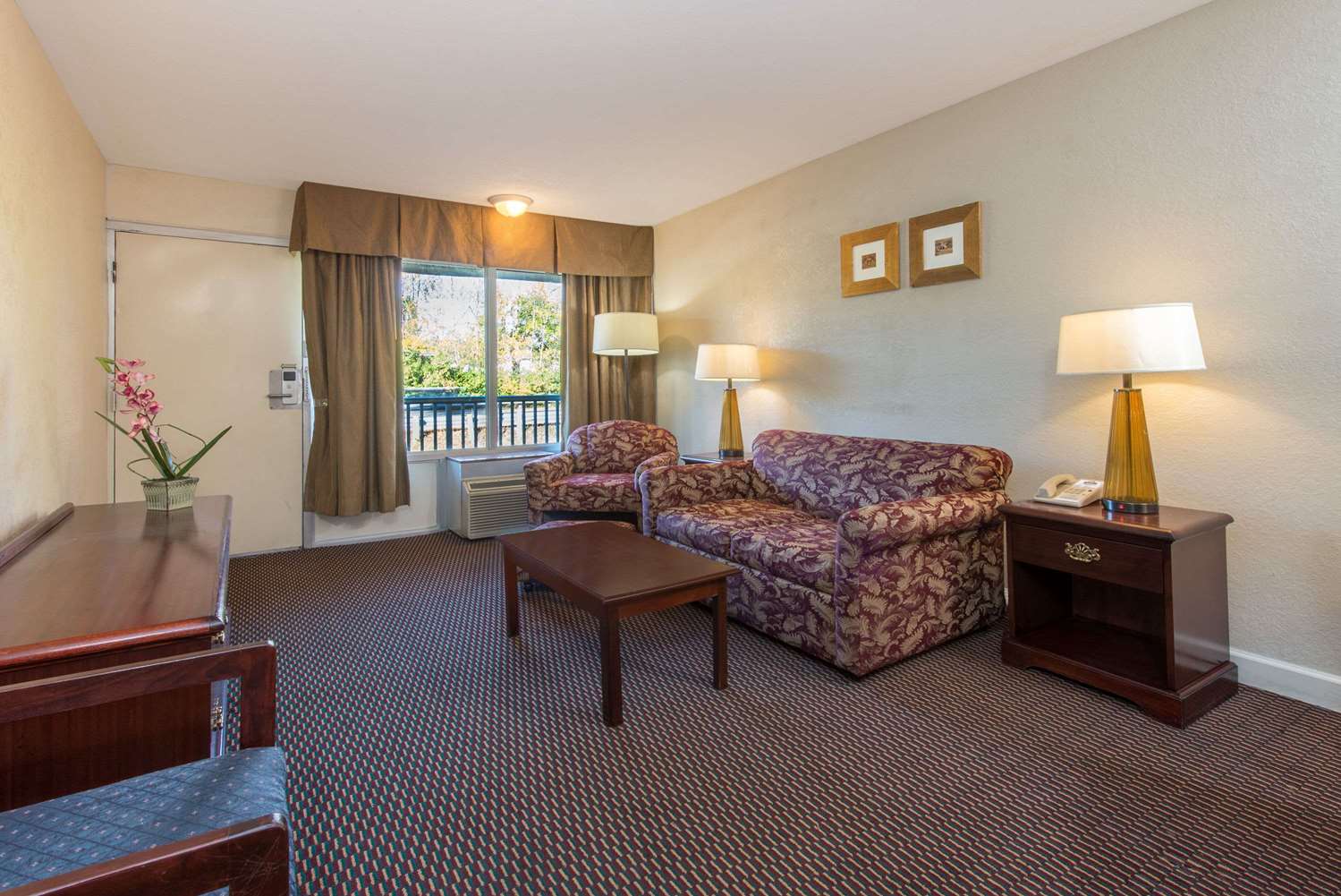Days Inn & Suites By Wyndham Dayton North 14/19