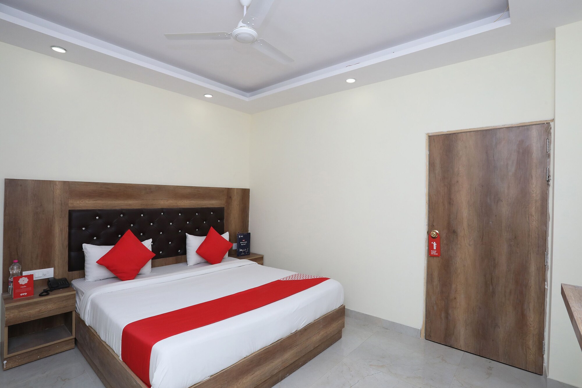 ROOM, DOUBLE OR TWIN BED