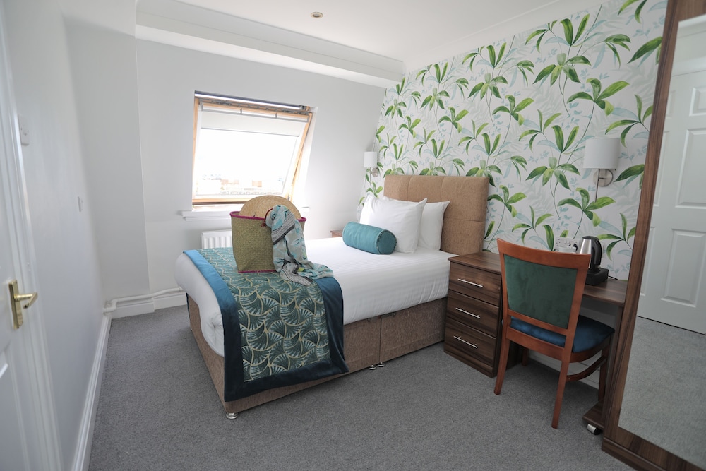 The Beaches Hotel 53/100