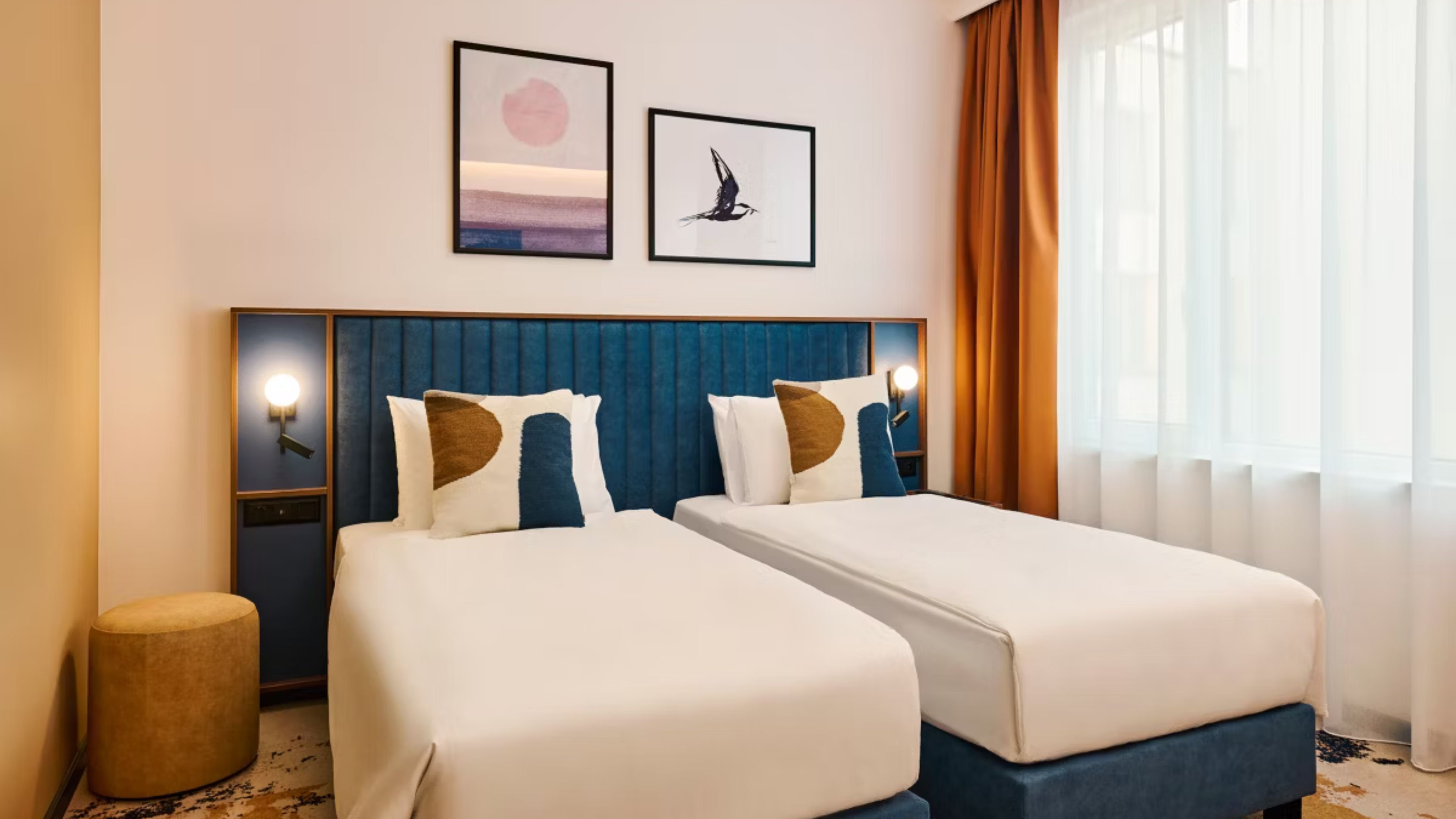 D8 Hotel 24/77