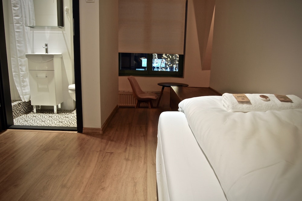 ROOM, SINGLE