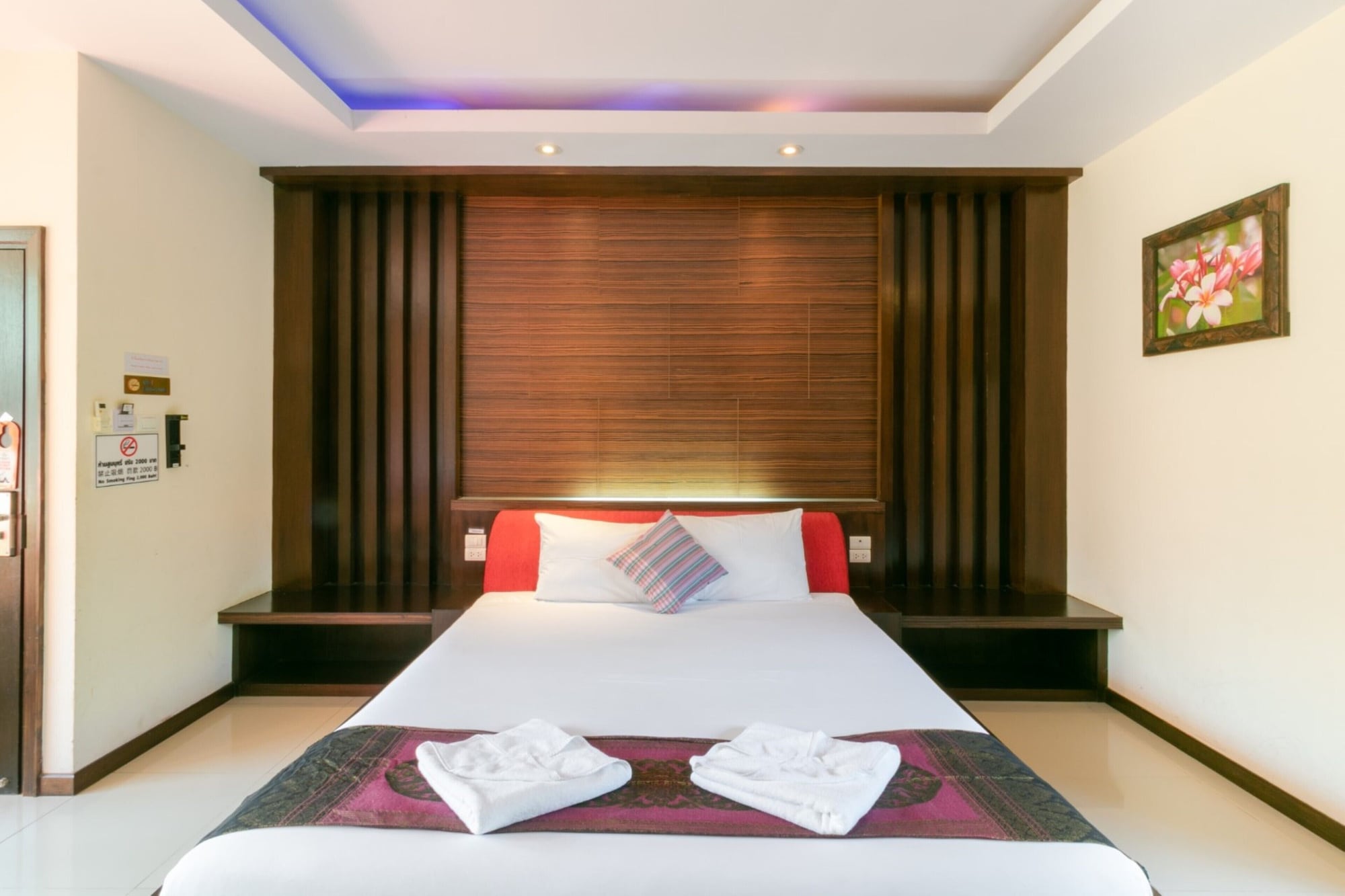 Room, Pool View
