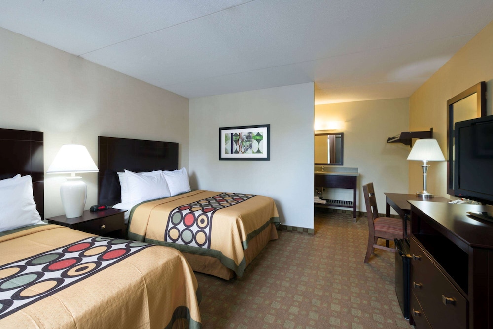 Super 8 by Wyndham White River Junction 8/23