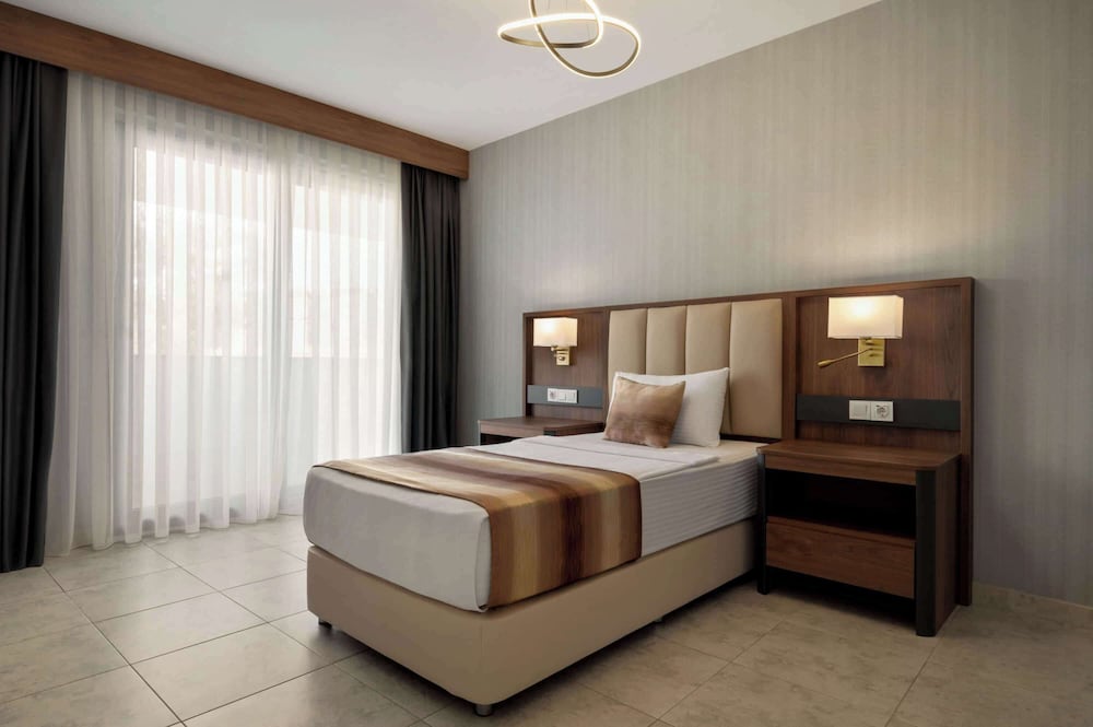 SUPERIOR, SUITE, MULTIPLE BEDS