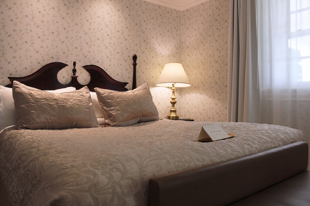 Pavilion, Classic, Queen Bed, Lake View
