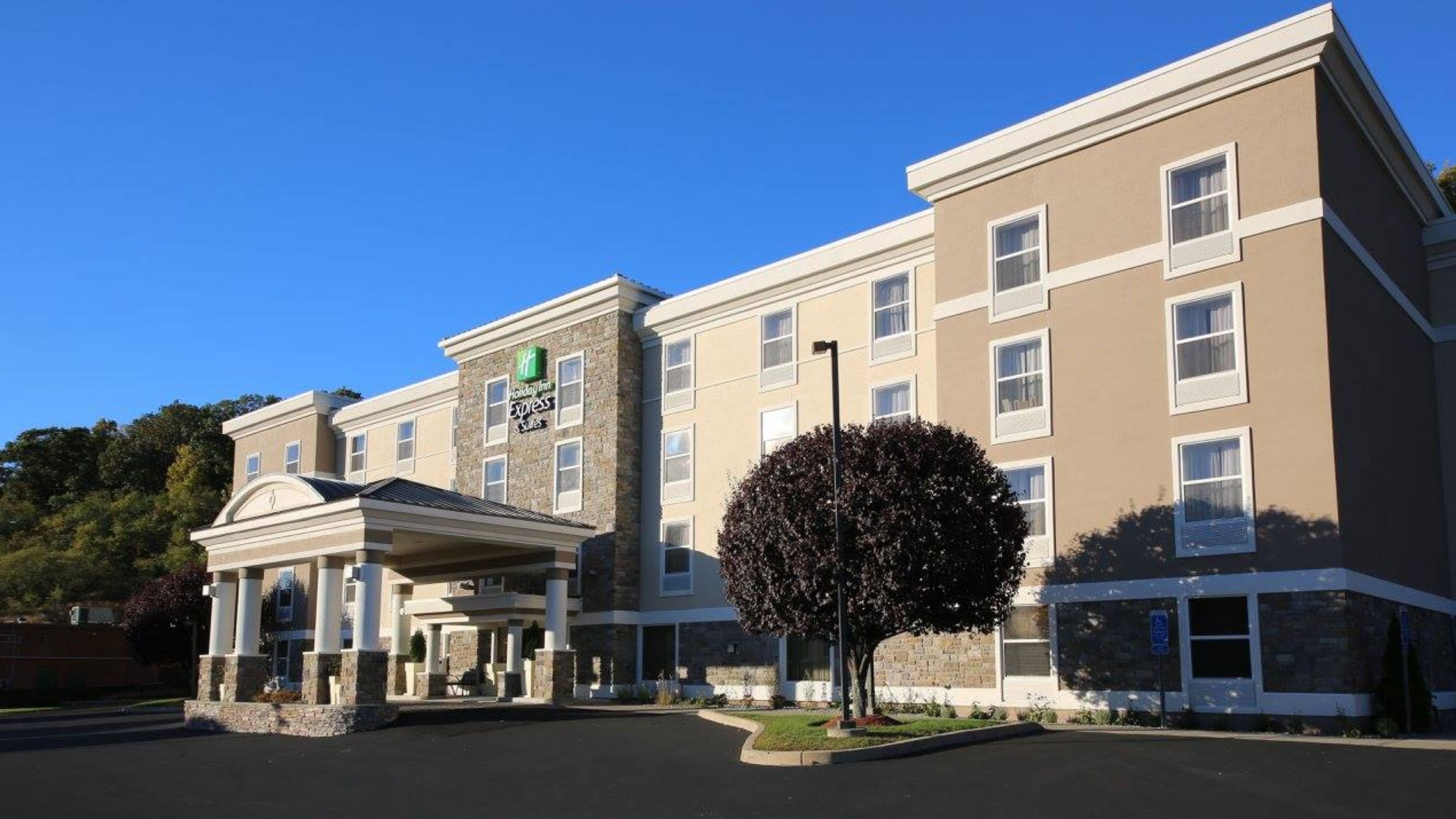 Holiday Inn Express Hotel Suites Danbury I 84 2/43