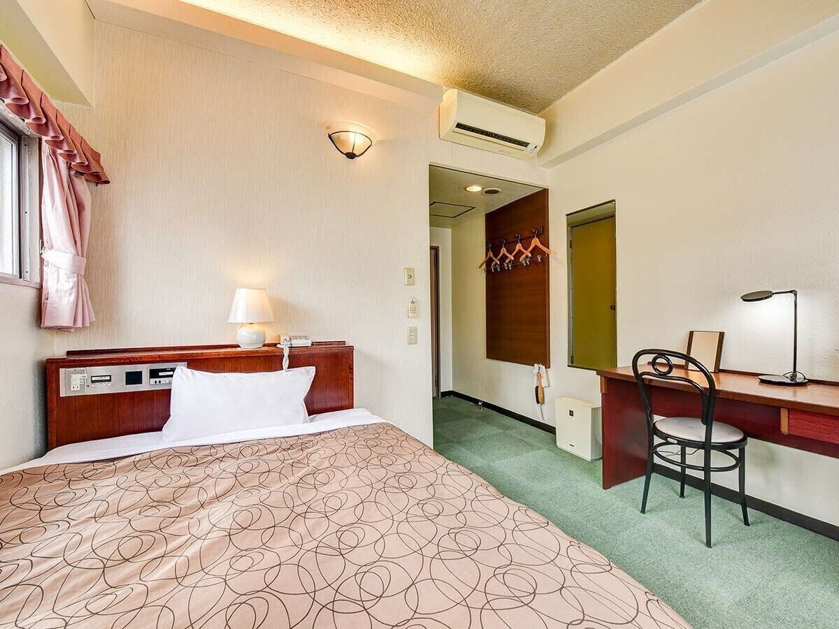 ROOM, SINGLE, SMOKING