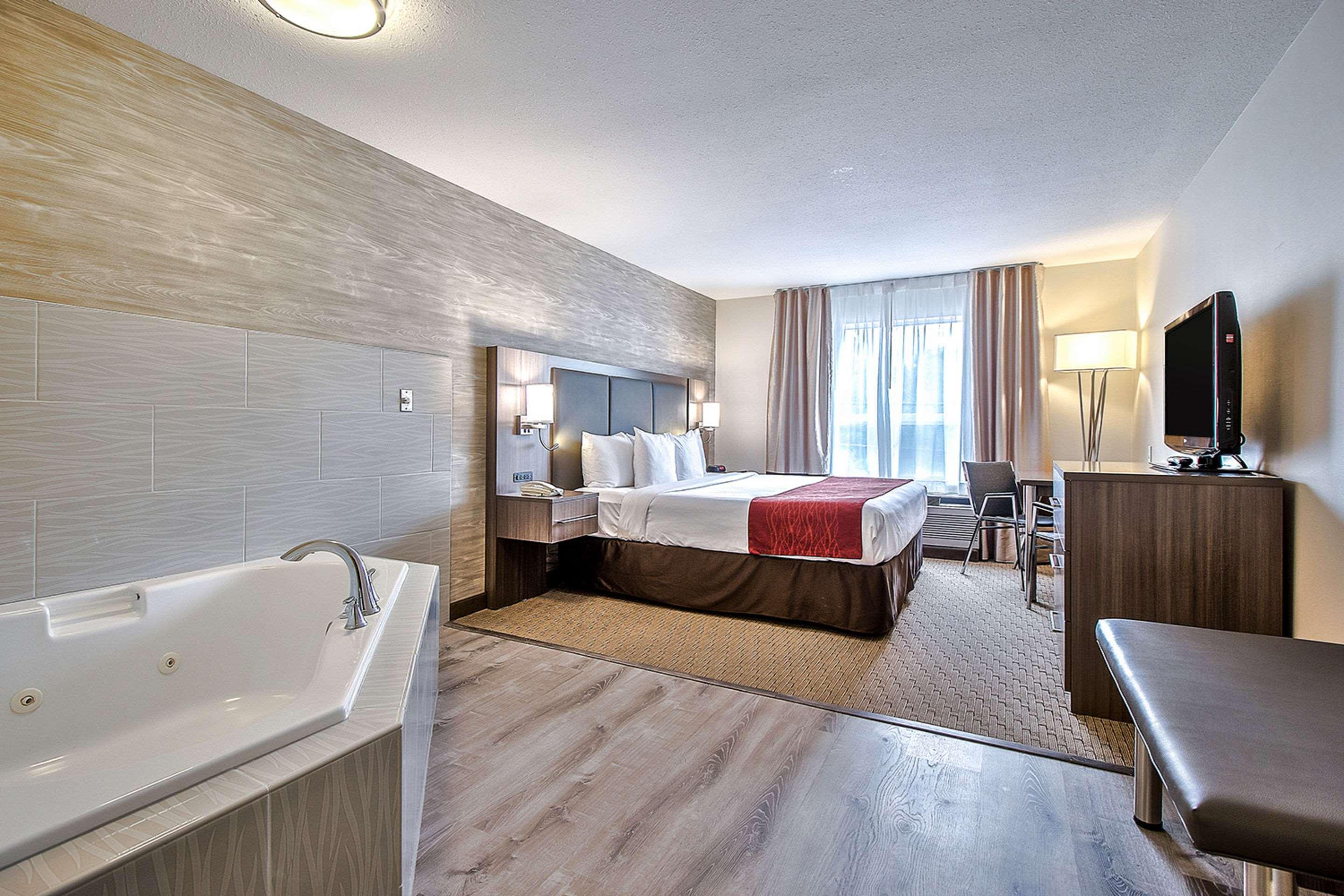 غرفة بسرير كينج، Comfort Inn and Suites South Calgary 3/3