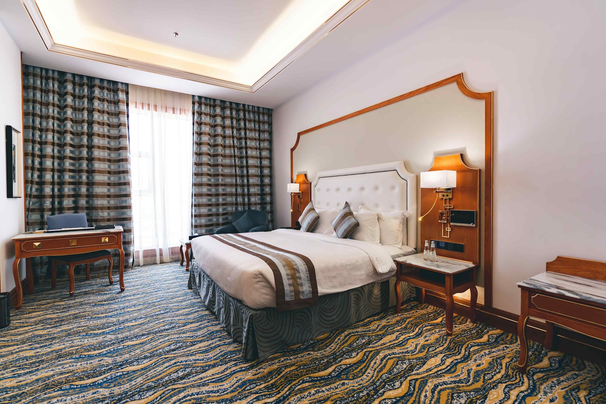 EXECUTIVE, SUITE